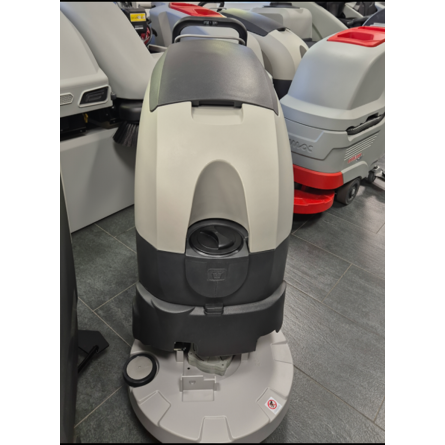 maszyna szorująca do czyszczenia podłóg w magazynie