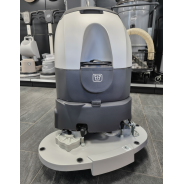 Fabula 65BT duża maszyna z napędem na koła do czyszczenia podłóg w magazynach