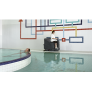 skuteczne osuszanie podłóg maszyną do mycia podłóg dla osób niepełnosprawnych.