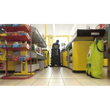 czyszczenie sklepu maszyną do mycia podłóg dla osób niepełnosprawnych.