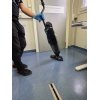 Pracownik myje szorowarką DRYFT korytarz w placówce
