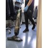 Mycie podłogi szorowarką DRYFT między biurkami w biurze