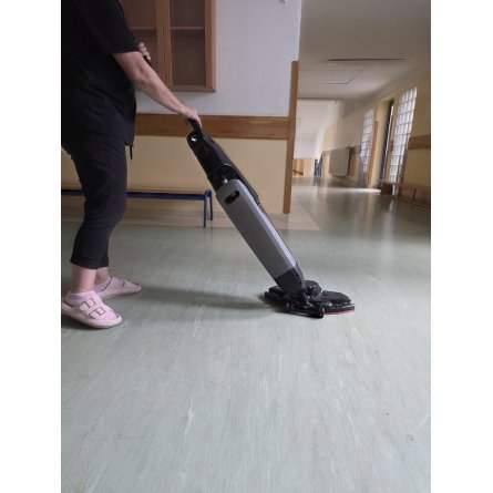 Prowadzenie szorowarki DRYFT jedną ręką na korytarzu