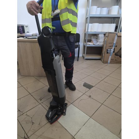 Szorowarka DRYFT w pracy w magazynie