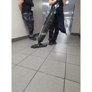 Mycie korytarza szpitalnego szorowarką DRYFT