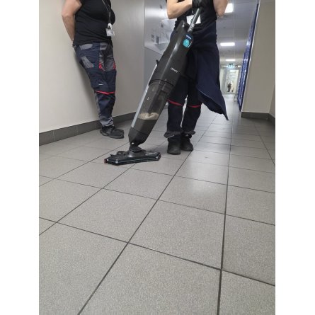 Mycie korytarza szpitalnego szorowarką DRYFT