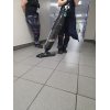 Mycie korytarza szpitalnego szorowarką DRYFT