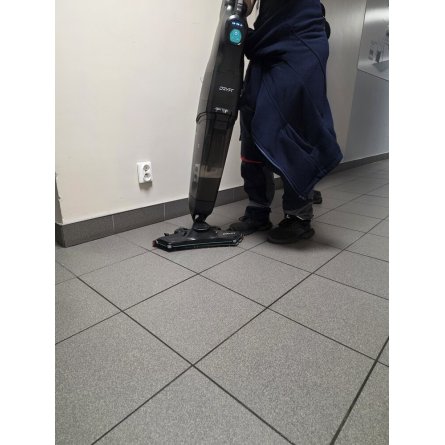 DRYFT myje posadzkę przy umywalkach w sanitariacie