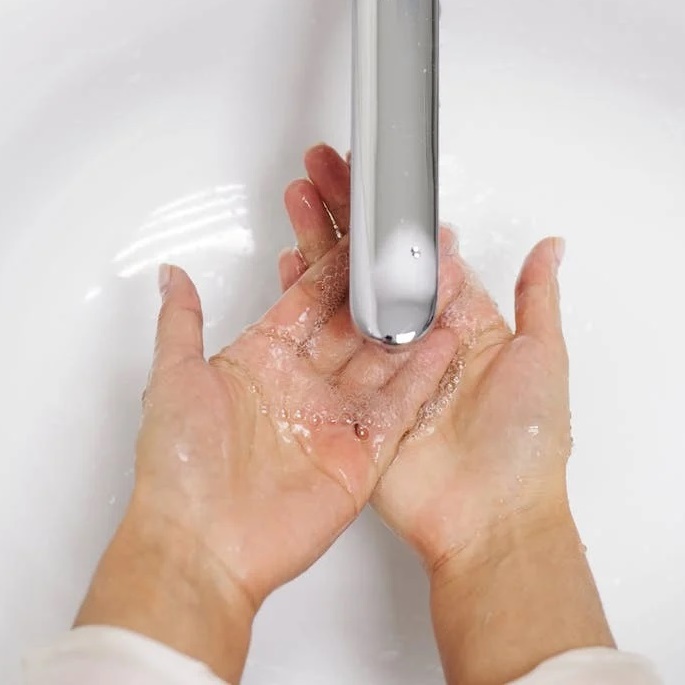 Dłonie myte preparatem Septima Mydło w płynie antybakteryjne / Pureco