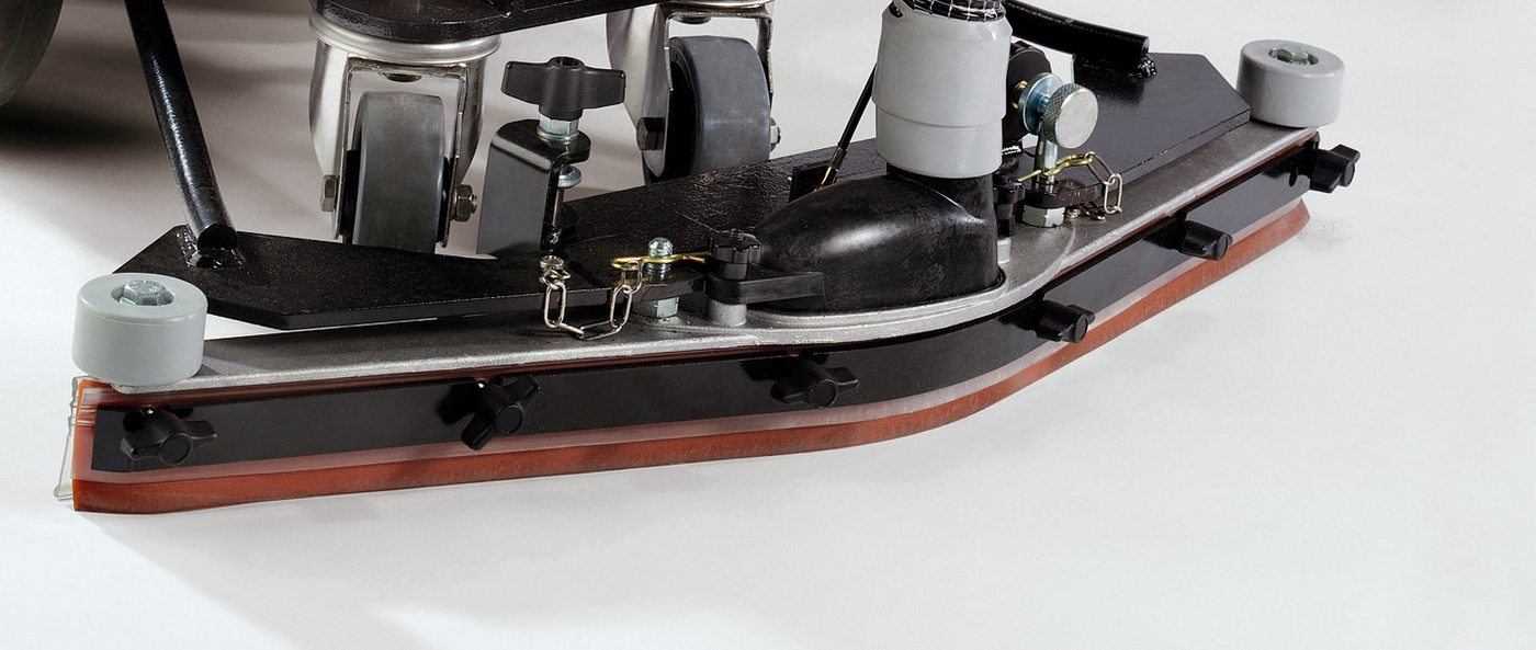 Płoza zbierająca 755 mm z rolkami bocznymi w szorowarce Comac Abila