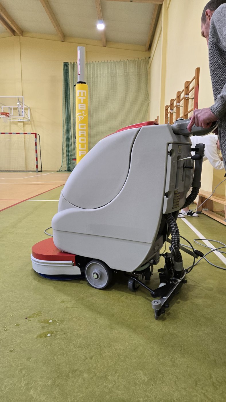 Abila 50 E z operatorem w sali sportowej