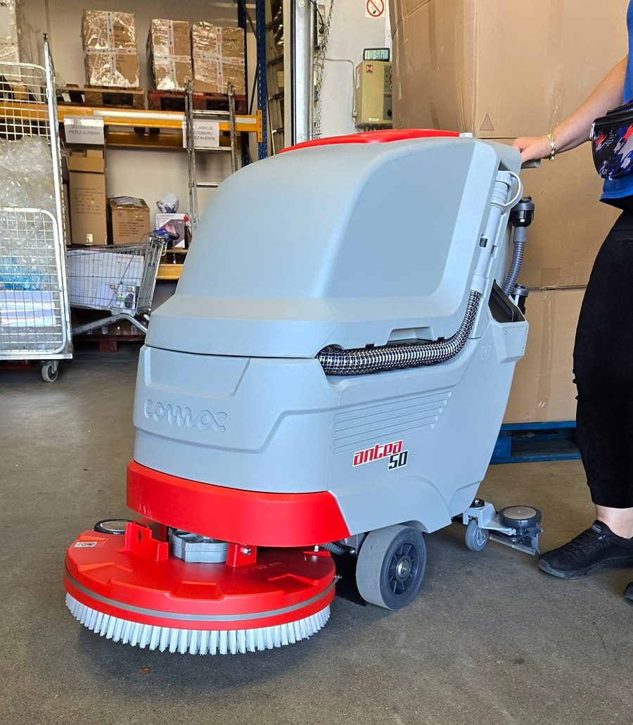 Comac Antea 50 B podczas mycia posadzki między regałami