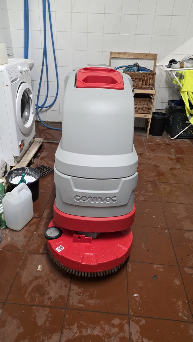 Comac Antea 50 B na płytkach ceramicznych — widok z przodu, szczotka tarczowa