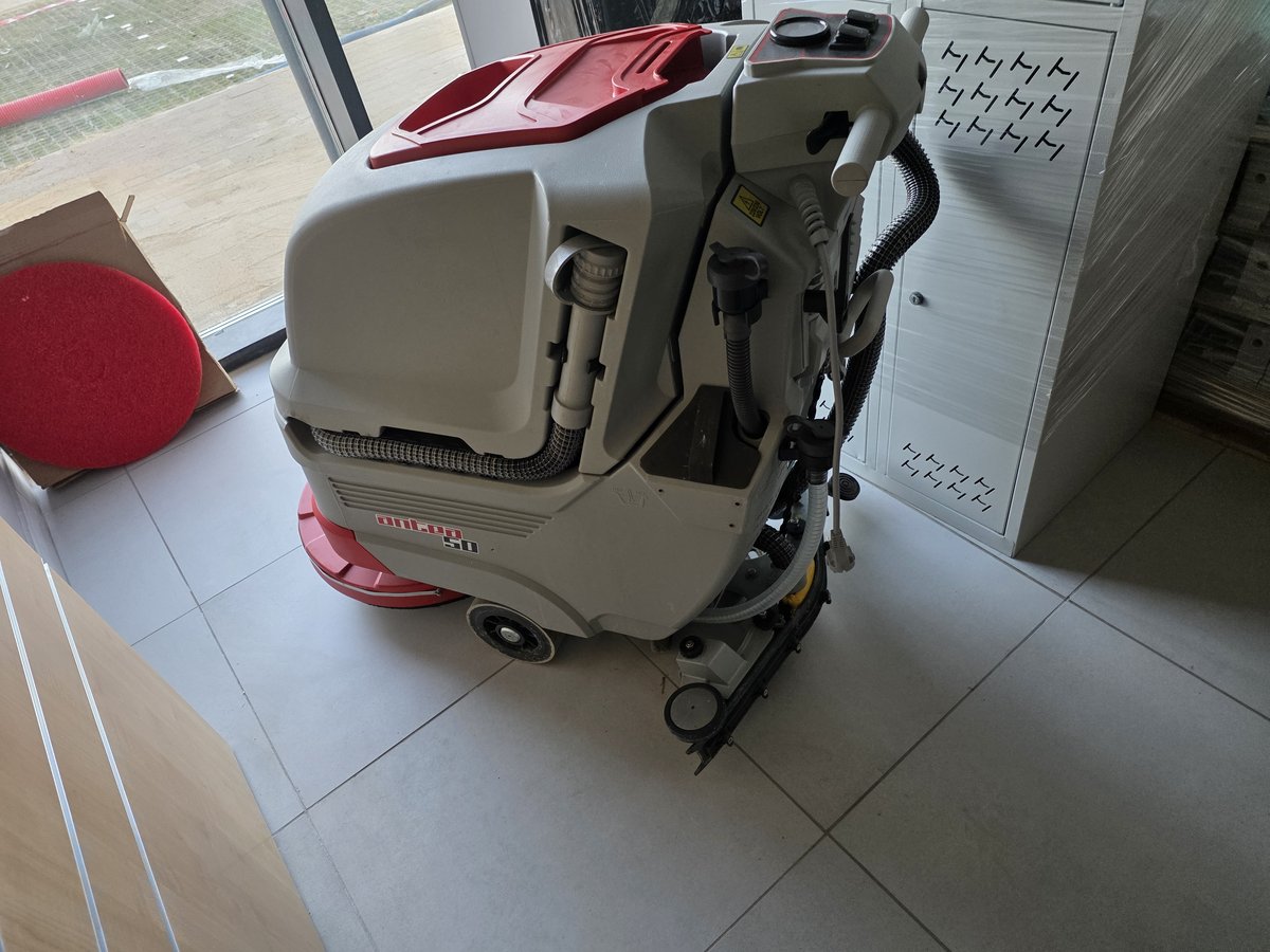 Antea 50 B na korytarzu — zbiornik brudnej wody i aluminiowa rama