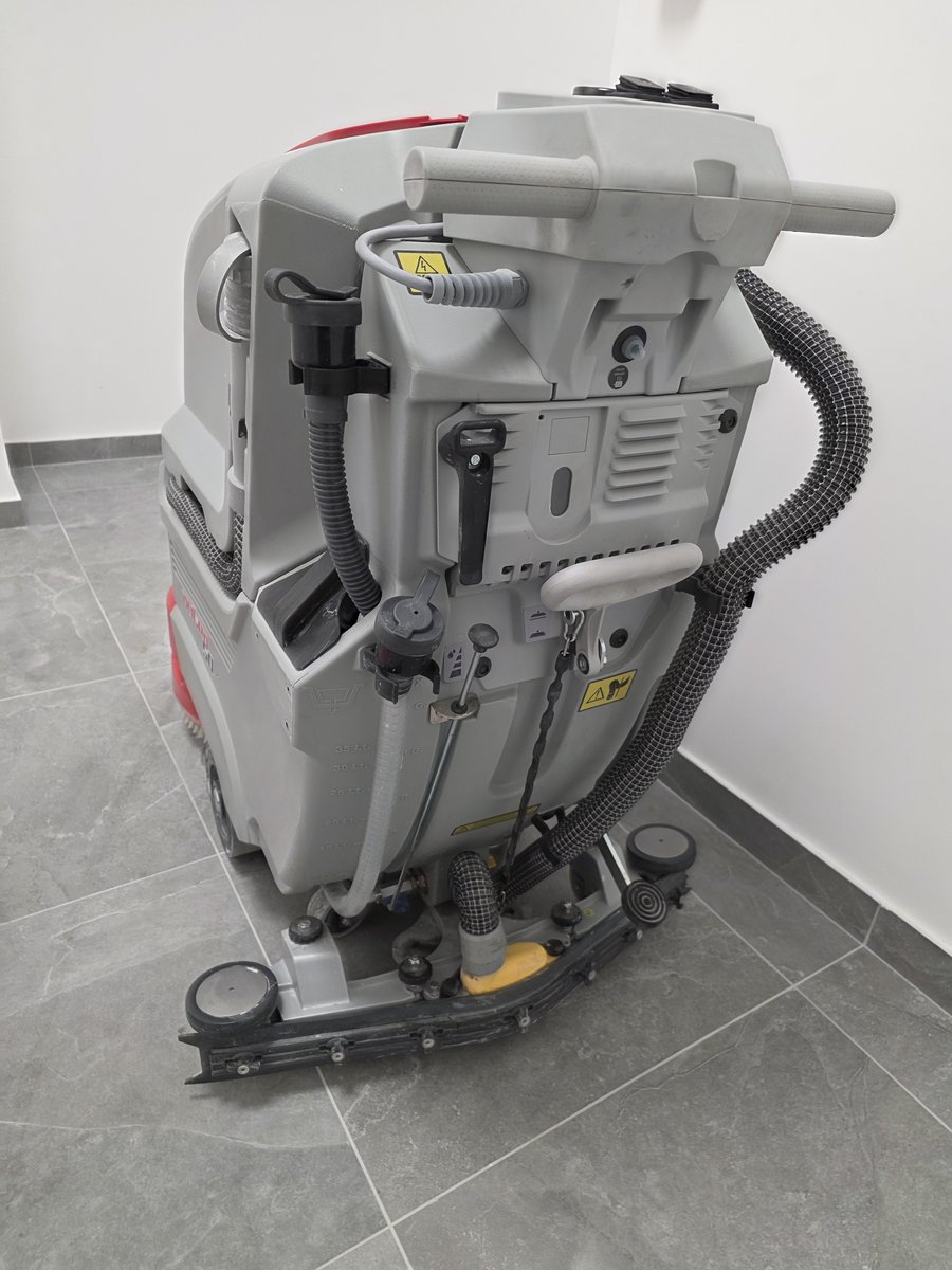 Comac Antea 50 B od tyłu — ssawa i elementy sterowania