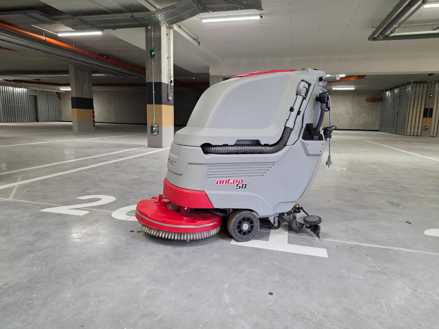Antea 50 E myje posadzkę parkingu podziemnego