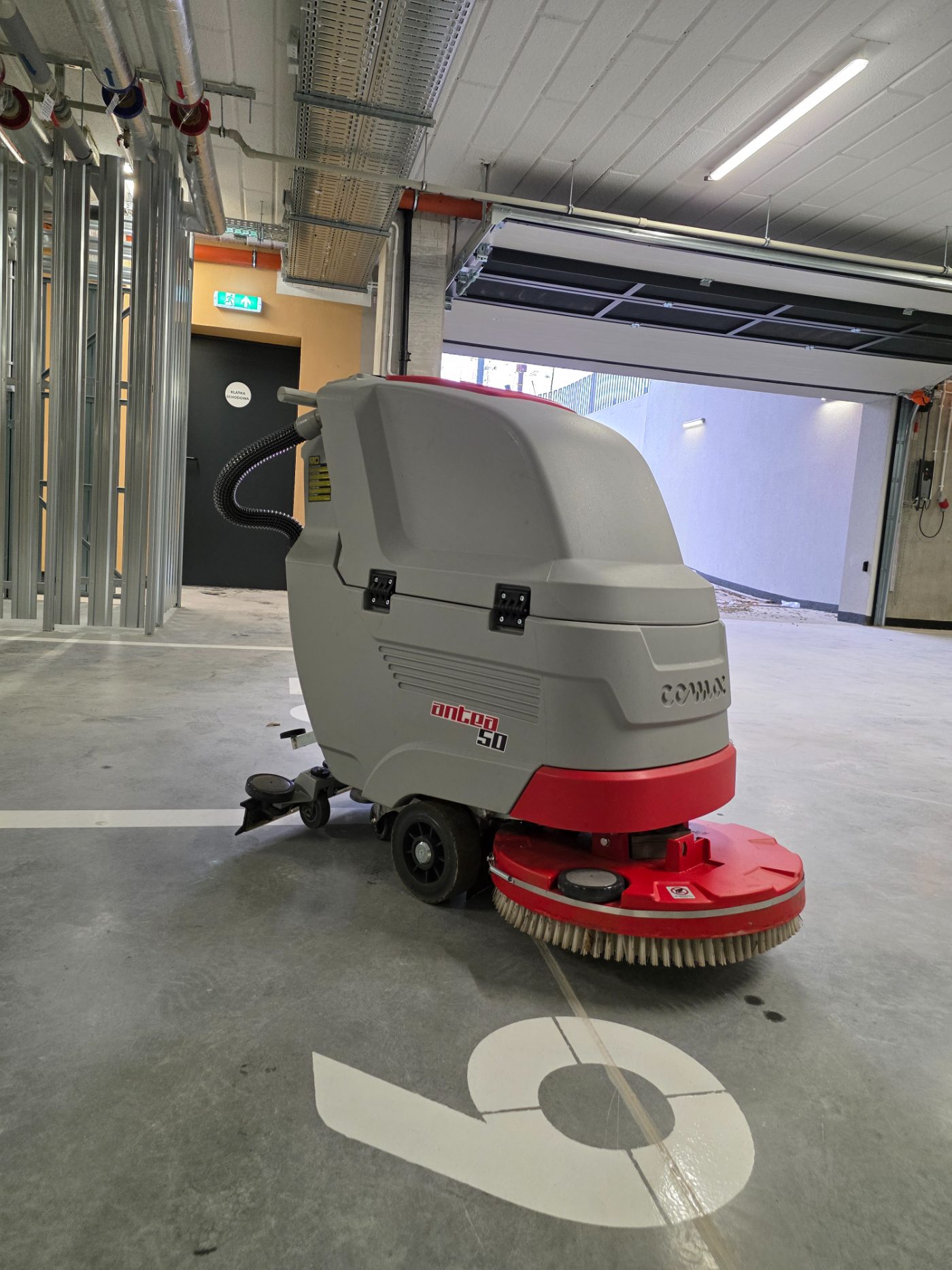Antea 50 E przy filarze parkingu — manewrowanie w ciasnych miejscach