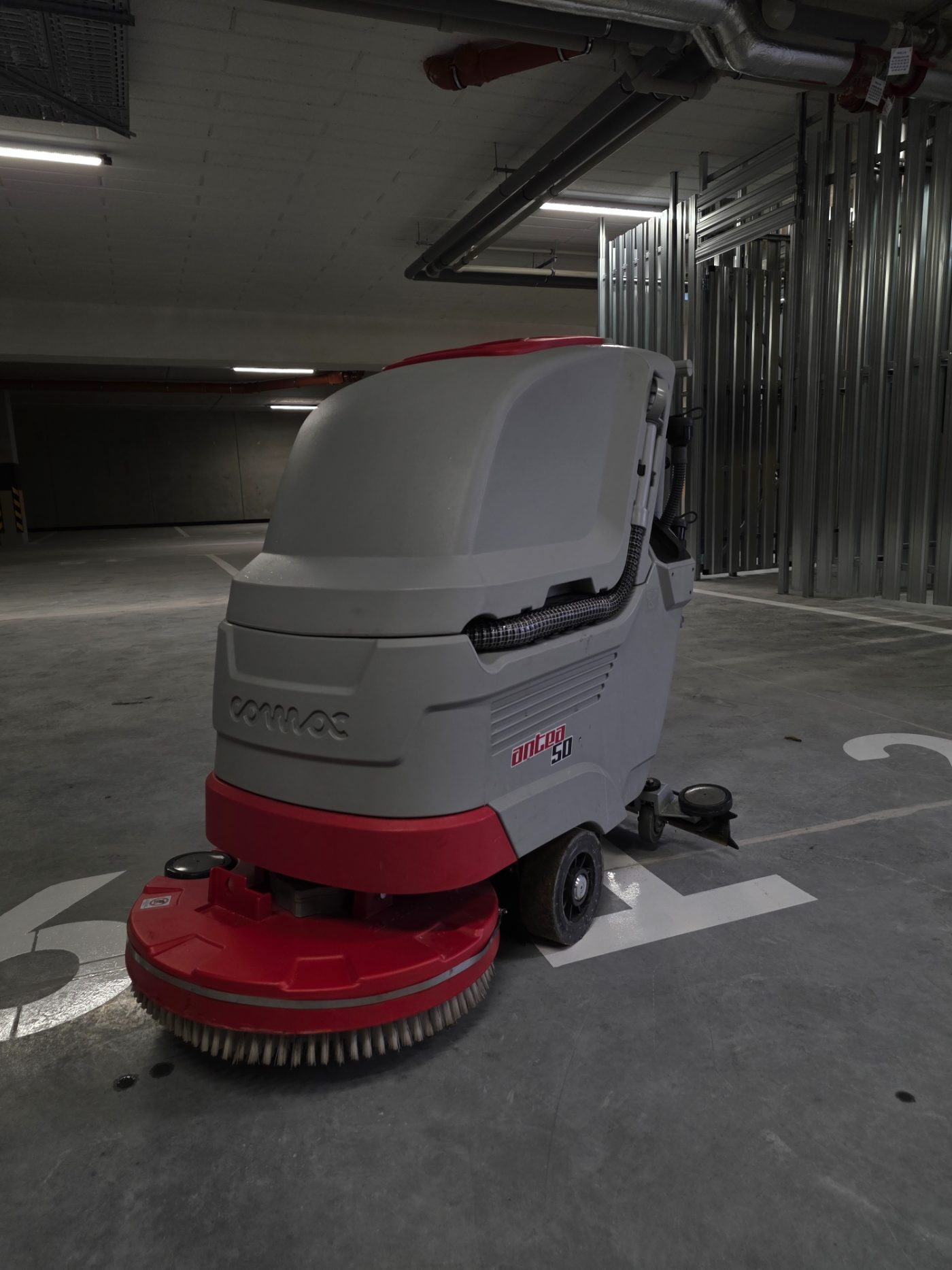 Antea 50 E — mycie ciągu komunikacyjnego parkingu