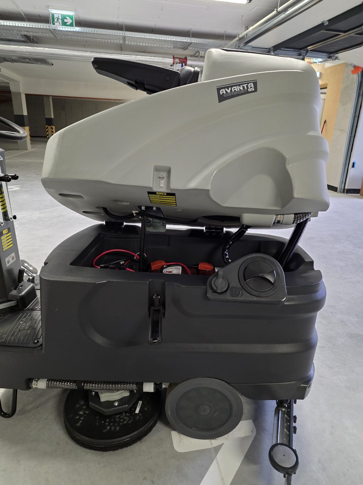 Avanta Comfort 85 B z uniesionym zbiornikiem — otwarta komora baterii 24 V