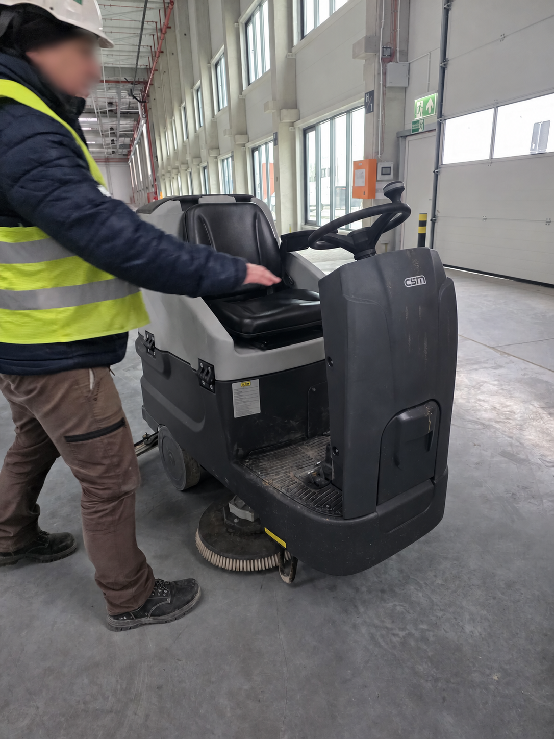 Operator przy Avancie Comfort 85 B w hali — skala maszyny w porównaniu z człowiekiem
