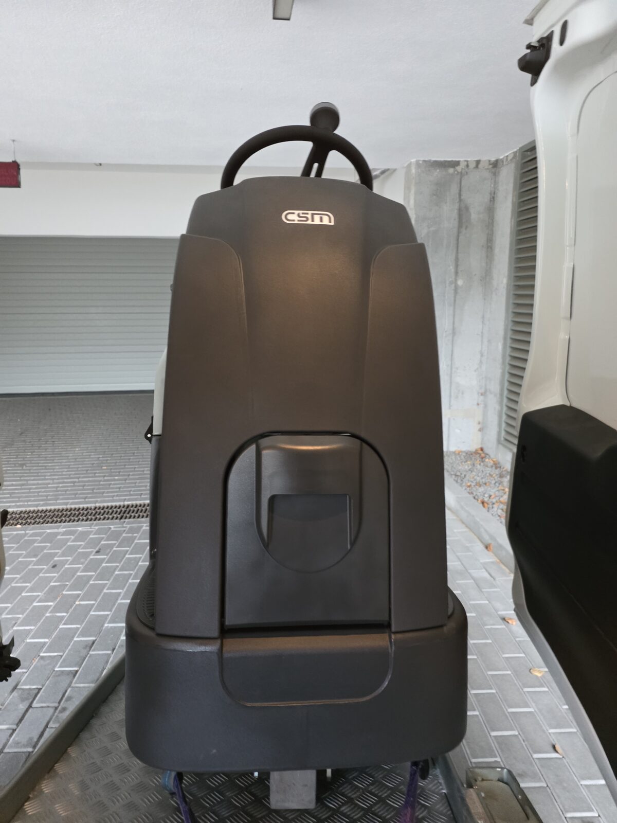 Zbiornik odzysku Avanty Comfort 85 B od tyłu — maszyna ustawiona na aluminiowej rampie