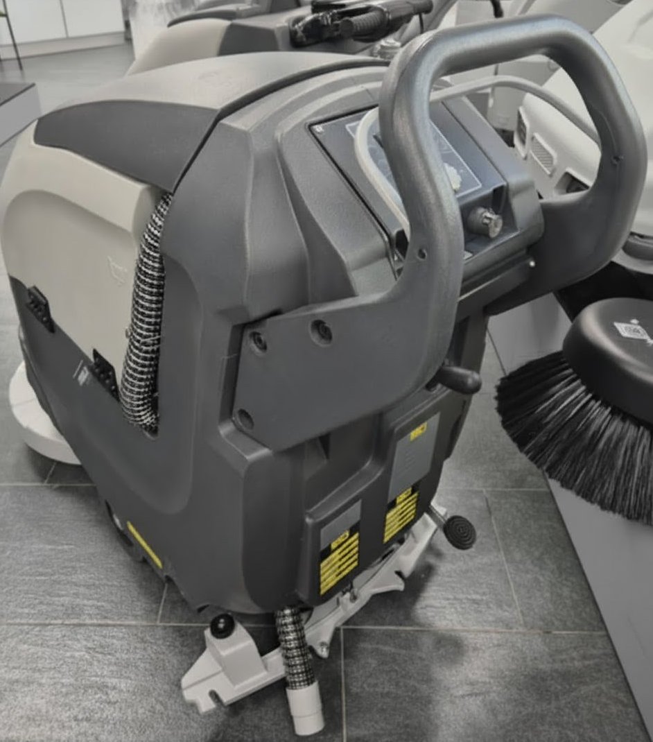 Fabula 65 BT od tyłu — korpus, wąż spustowy i ssawa w pozycji roboczej