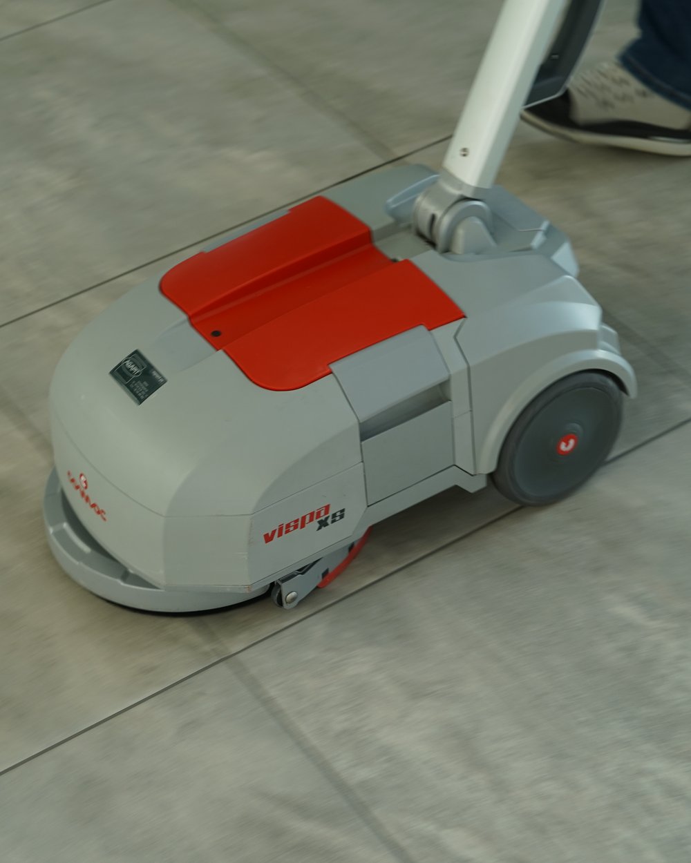 Comac Vispa XS na płytkach gresowych w salonie prezentacyjnym — widok z boku, złożony słupek