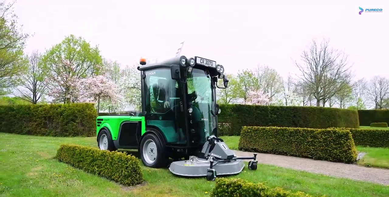 City Ranger 3070 z kosiarką mulczującą 1500 między żywopłotami w parku