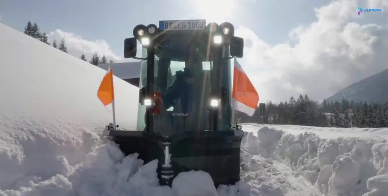 Egholm City Ranger 3070 z pługiem V w śniegu