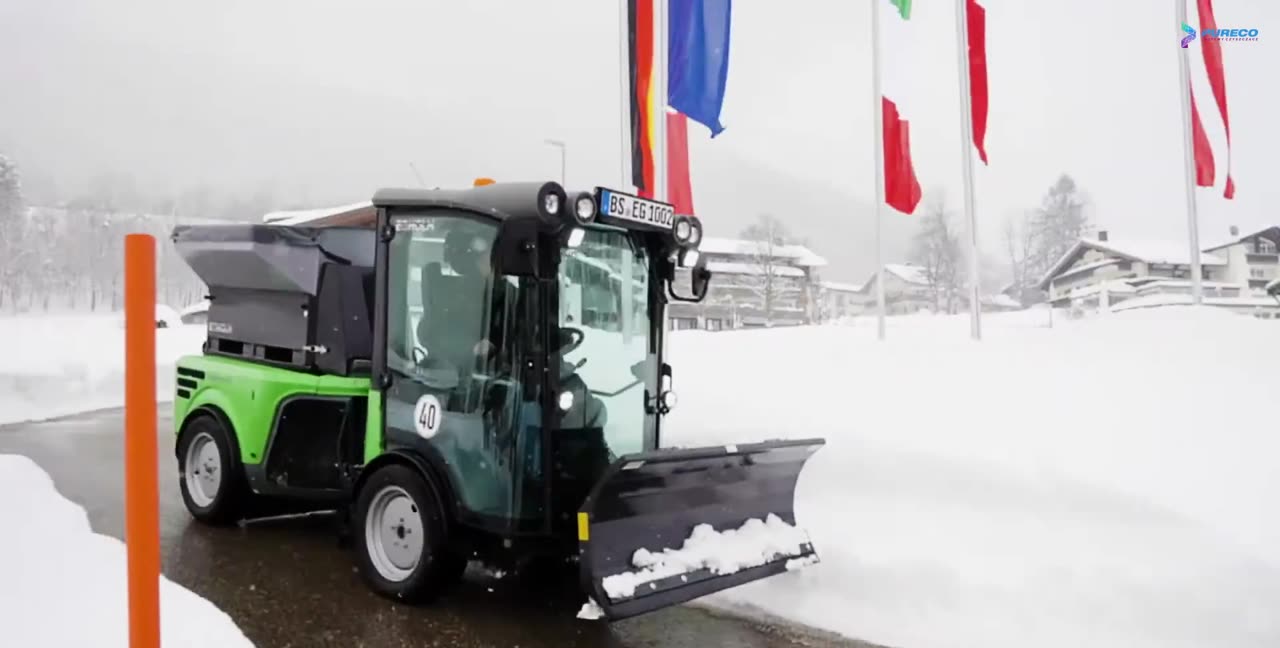 City Ranger 3070 z pługiem śnieżnym i posypywarką odśnieża plac