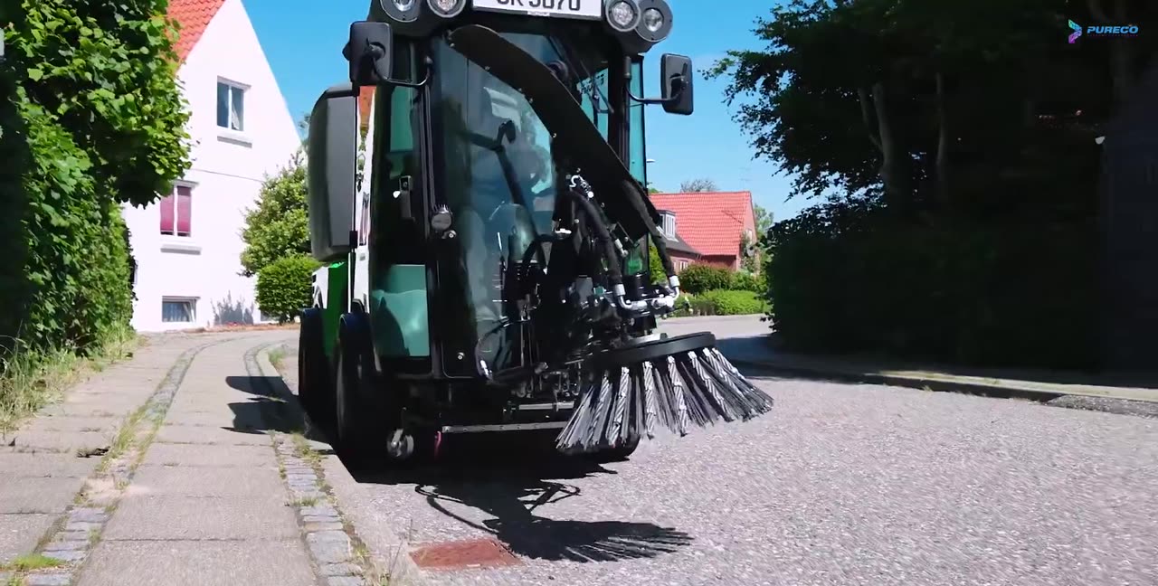 City Ranger 3070 ze szczotką do chwastów czyści krawężnik osiedlowej ulicy