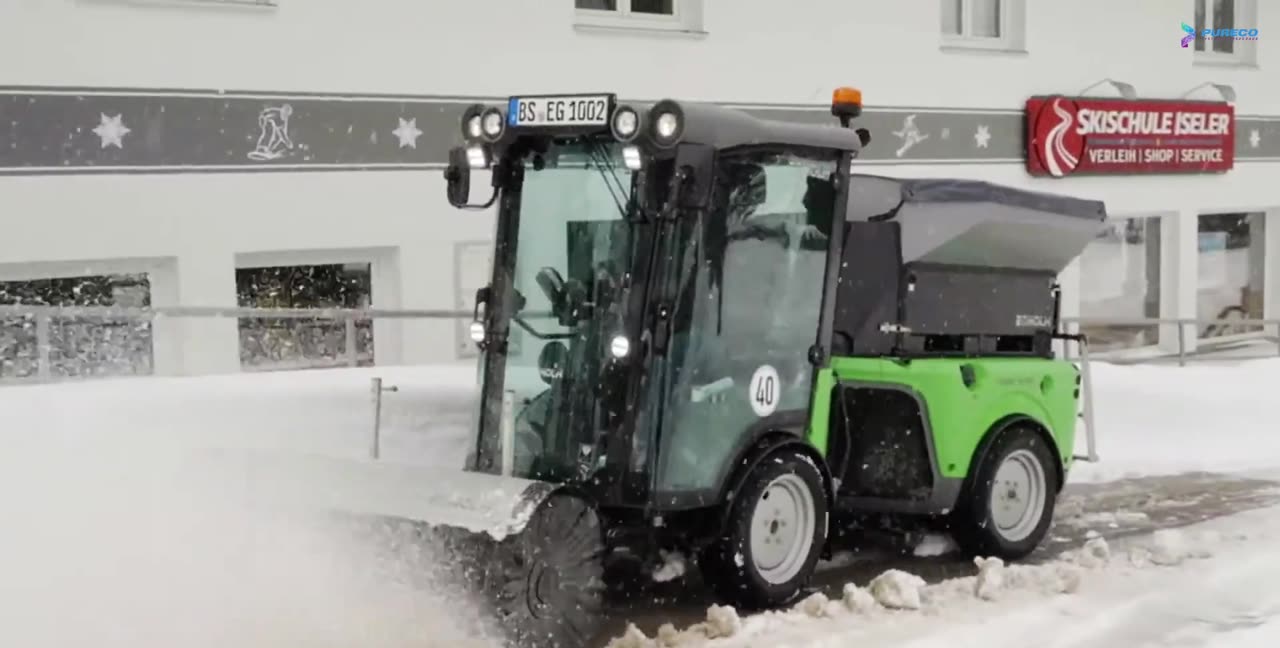 City Ranger 3070 ze szczotką śniegową odśnieża plac przed szkołą narciarską
