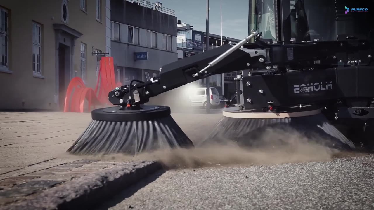 City Ranger 3070 zamiata ulicę trzema szczotkami