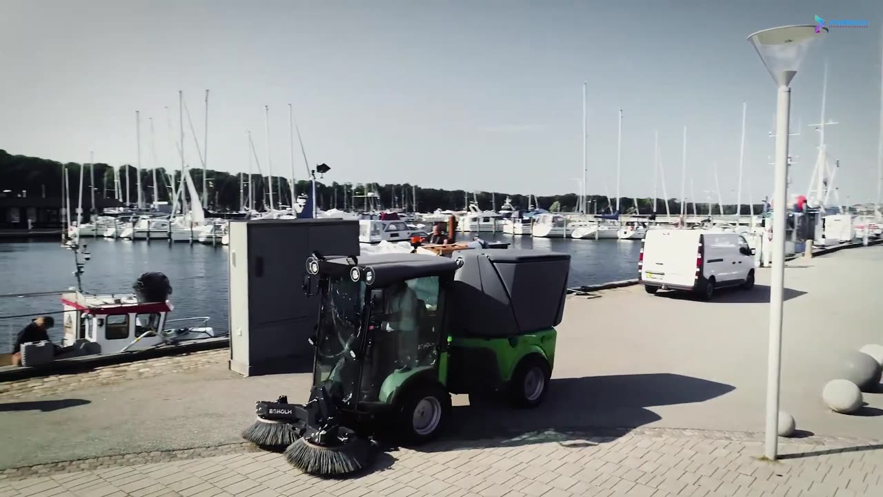 Egholm City Ranger 3070 z zamiatarką ssącą na nabrzeżu