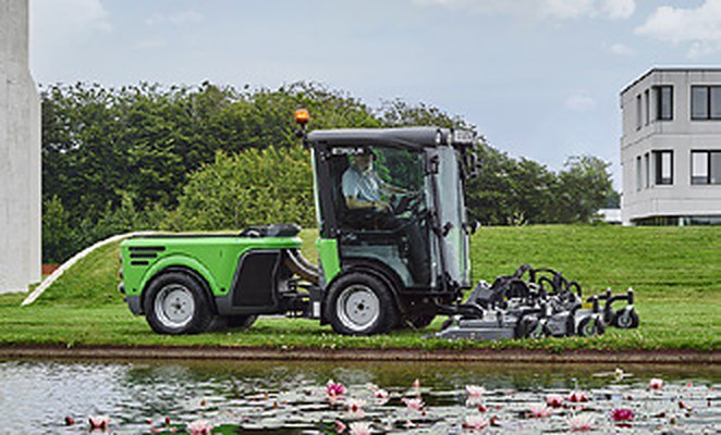 Egholm City Ranger 3070 z kosiarką Triplex 2500 kosi trawnik nad stawem