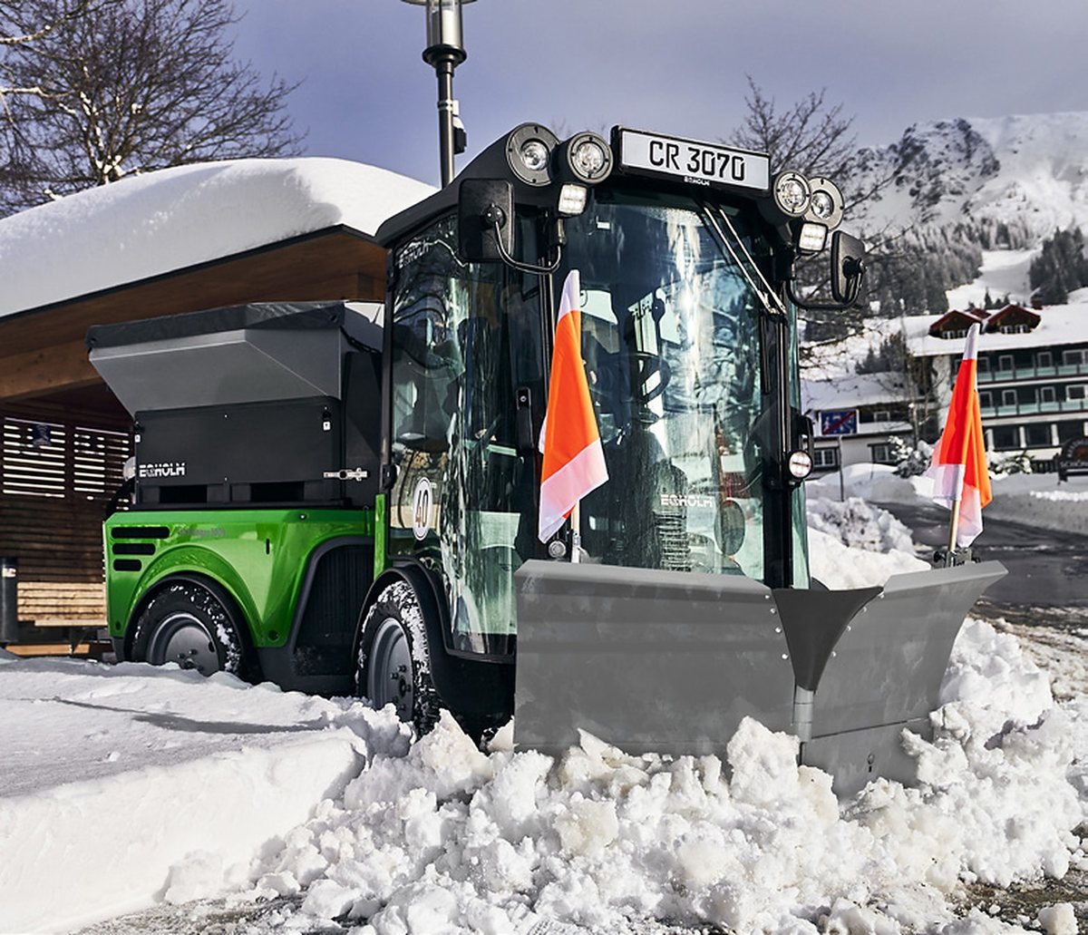 Egholm City Ranger 3070 z pługiem V odgarnia głęboki śnieg w górskiej miejscowości