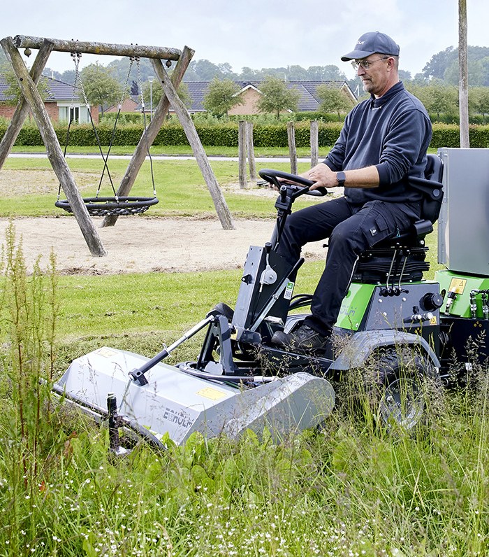 Park Ranger 2155e kosi wysoką trawę kosiarką bijakową