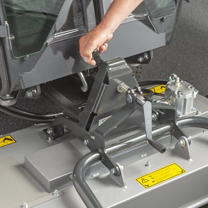Operator Park Rangera 2155e podpina przystawkę szybkozłączem