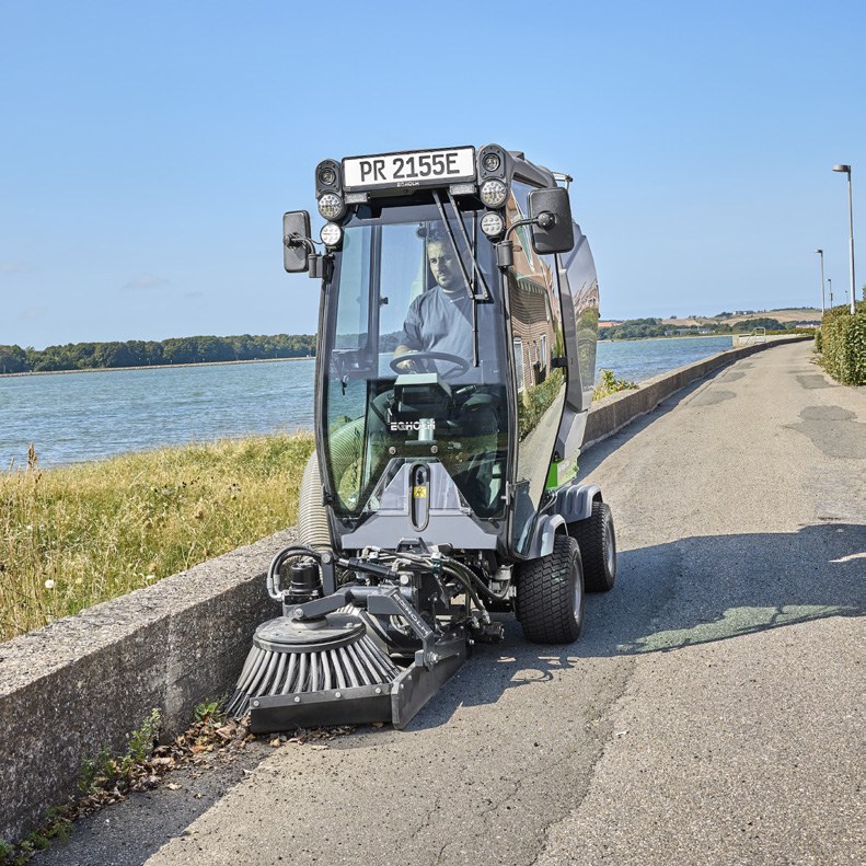 Park Ranger 2155e zamiata promenadę szczotką walcową z ssaniem
