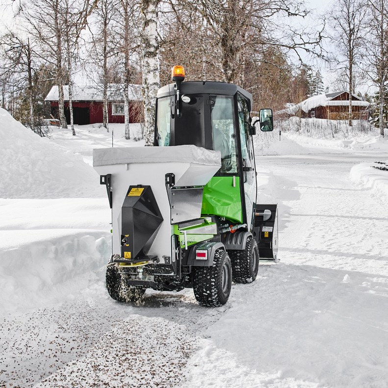 Park Ranger 2155e odśnieża i posypuje zimową alejkę