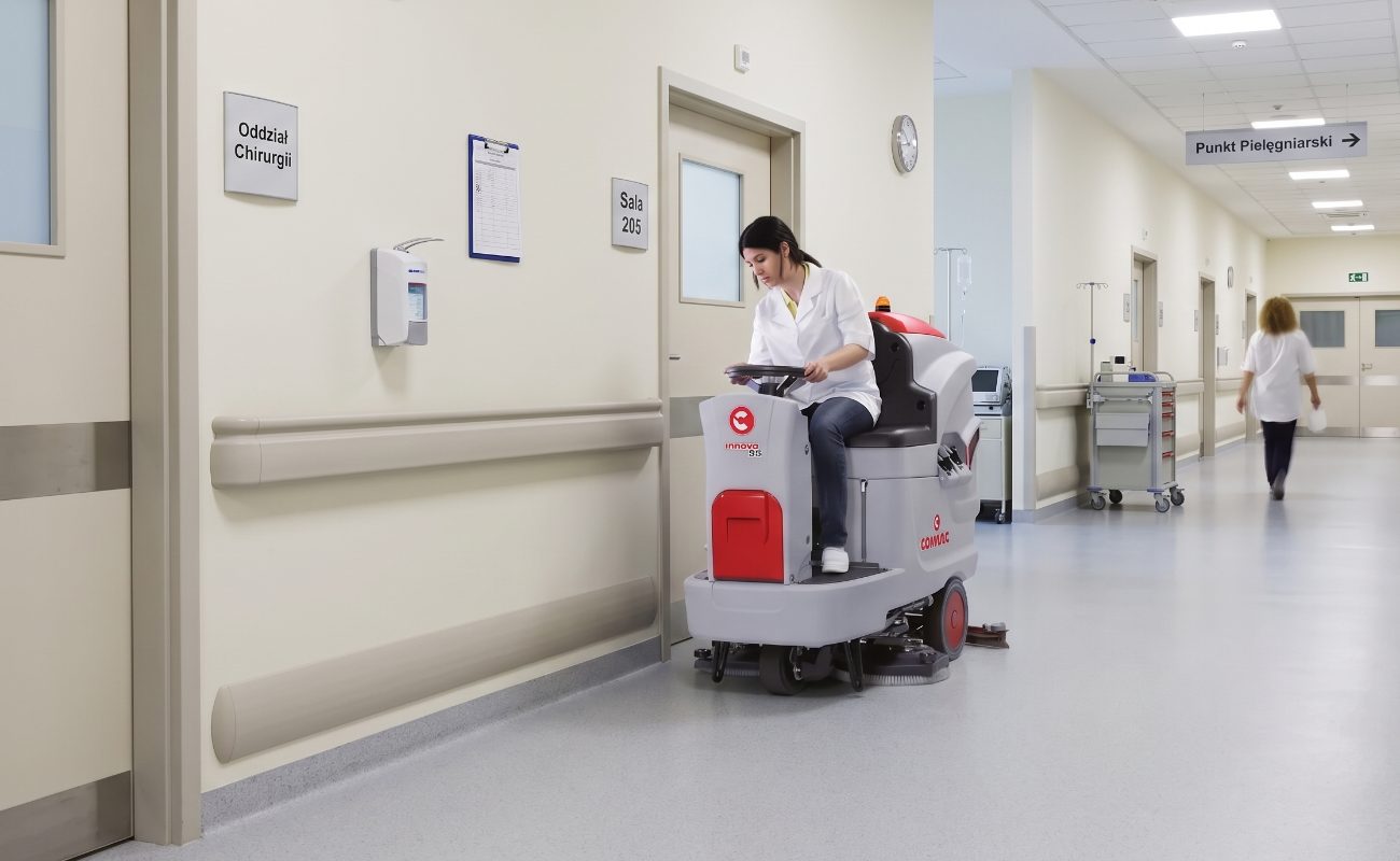 Comac Innova 85 B myje korytarz szpitala przy Oddziale Chirurgii