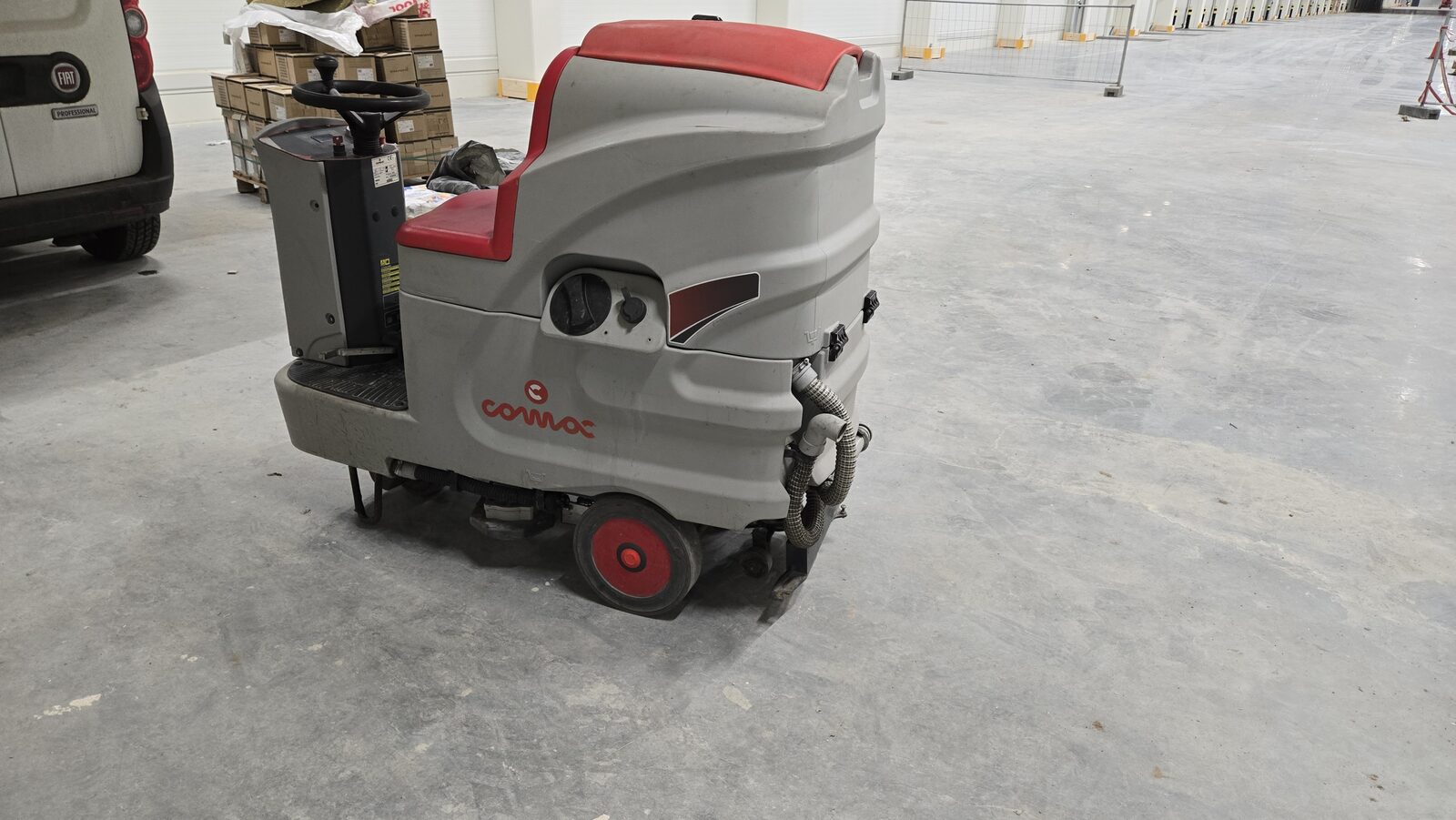Comac Innova 85 B na betonowej posadzce hali przemysłowej