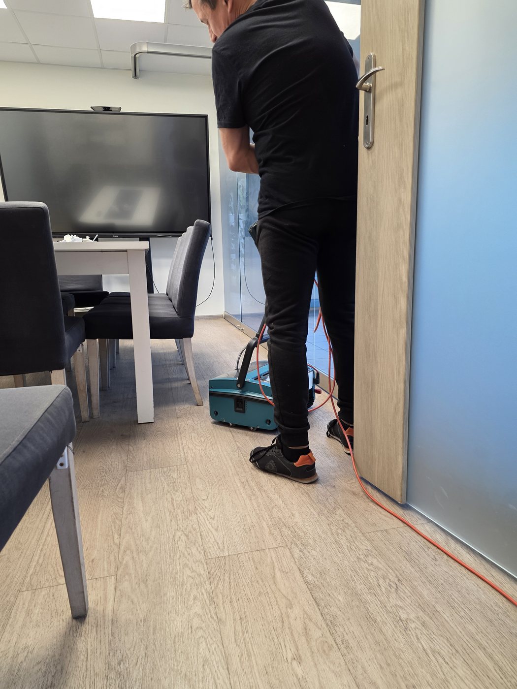 Mycie posadzki winylowej w sali konferencyjnej szorowarką Multiwash PRO 340