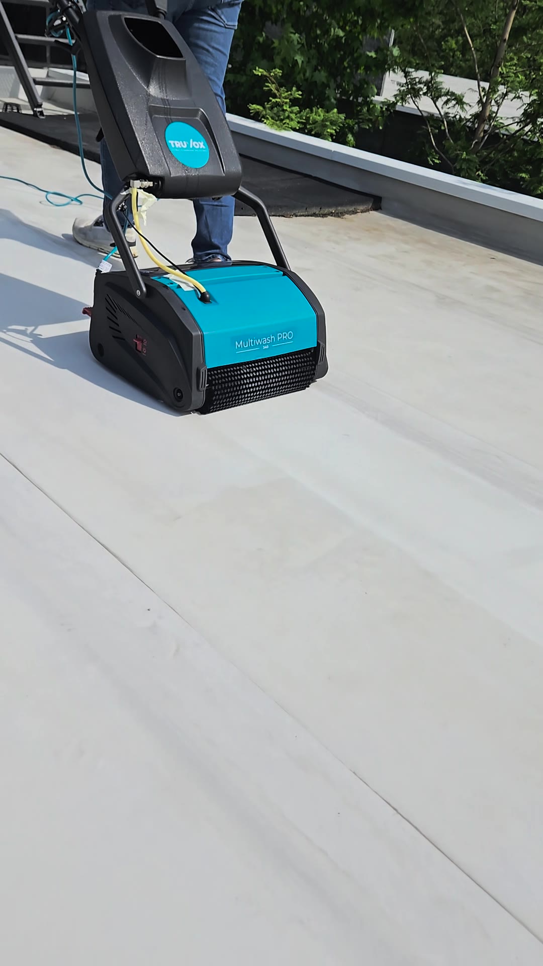 Multiwash PRO 340 na tarasie z membraną dachową